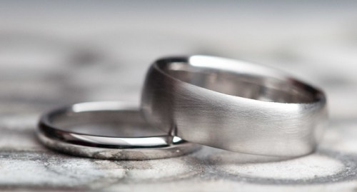 Обручальное кольцо из платины – лучший способ рассказать о любви