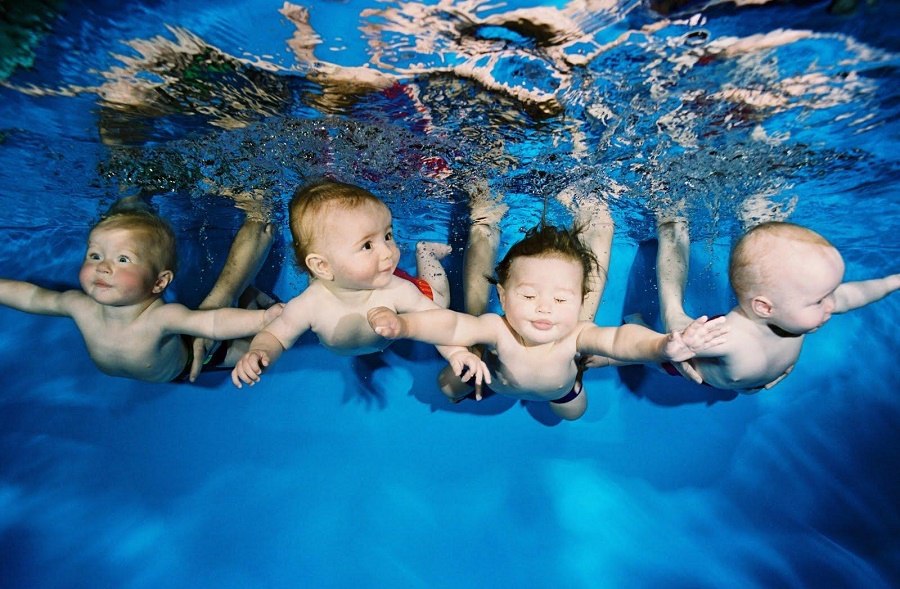 Грудничковое плавание для малышей