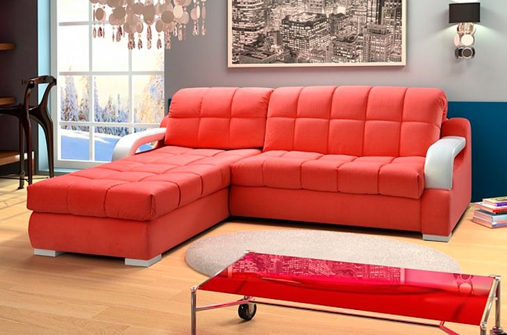 угловой диван яркого цвета