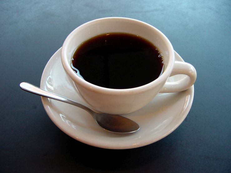 чашка растворимого порошкового кофе